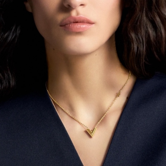 Preloved LV Essential V necklace - Picture 1 of 7